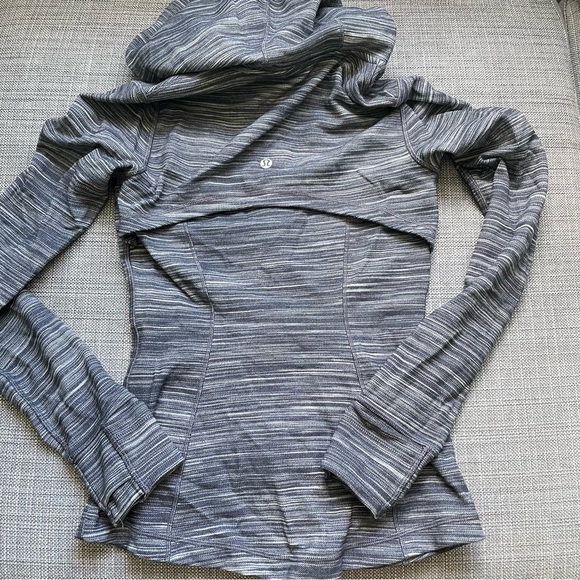 • EUC LULULEMON HEATHERED BLACK STRIPE GRAY HOODED DEFINE JACKET SIZE 4 - Picture 2 of 5